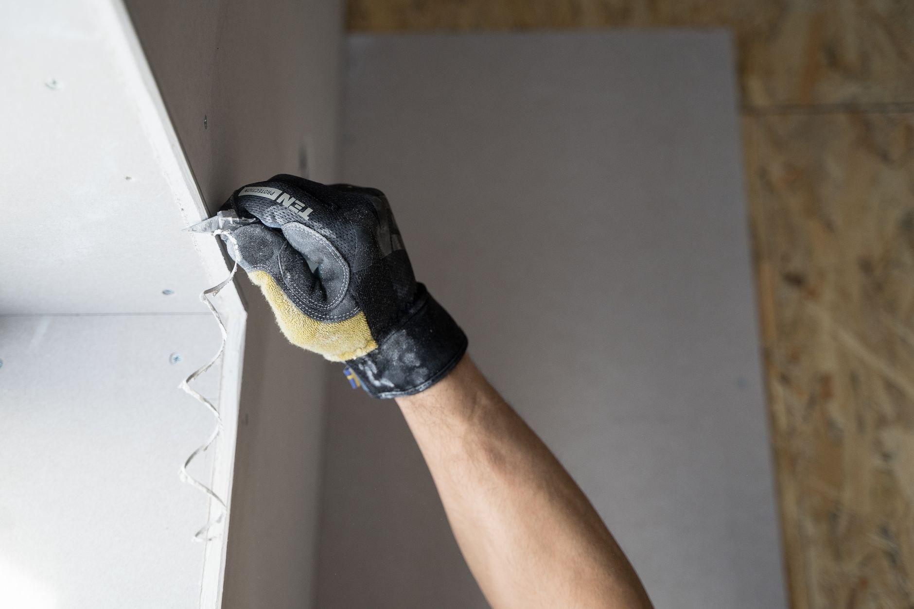 Smoothing a freshly plastered surface